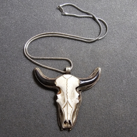 Hand Carved White Bull Head Skull Black Horn Pendant with Floral Back necklace o - Picture 1 of 11
